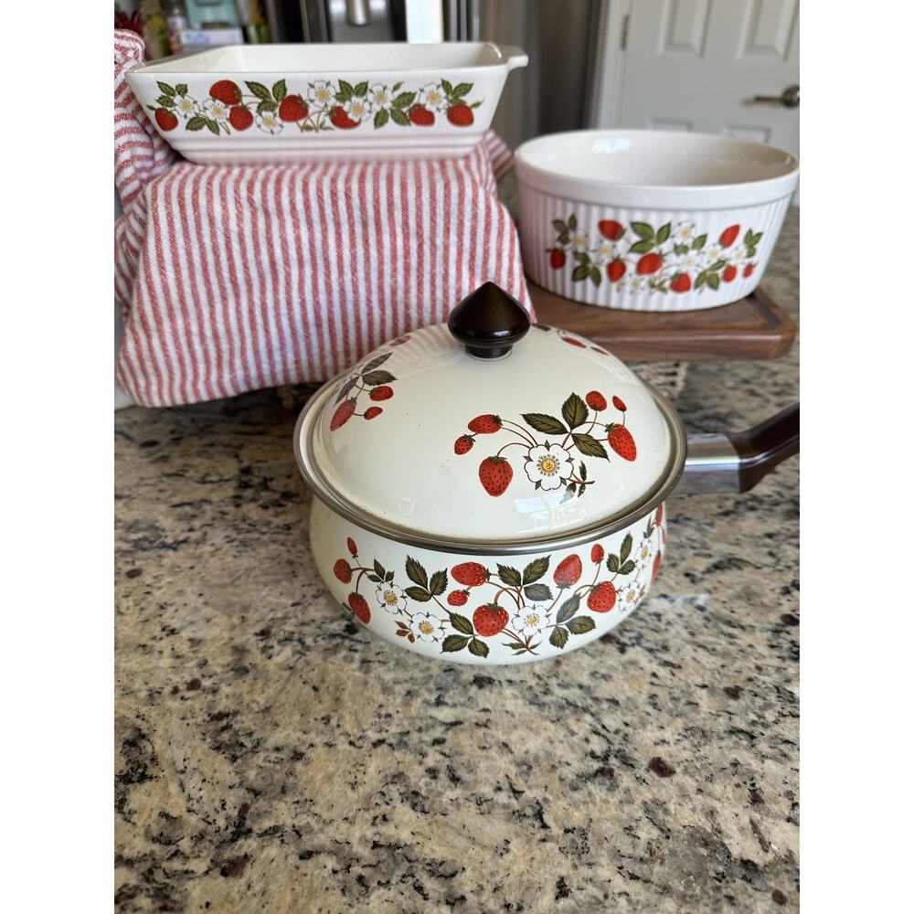 Set Of 3 sheffield strawberries n cream Sauce Pan And Casserole Dishes
